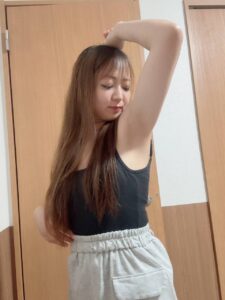 脱毛｜脇をアピールする女性