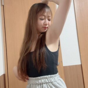 脱毛｜脇をアピールする女性
