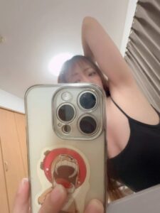 脇を確認する女性