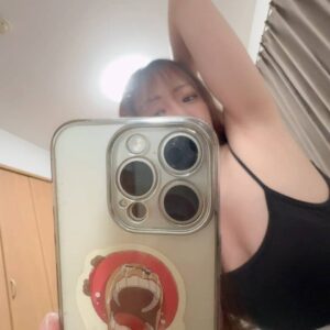 脇を確認する女性