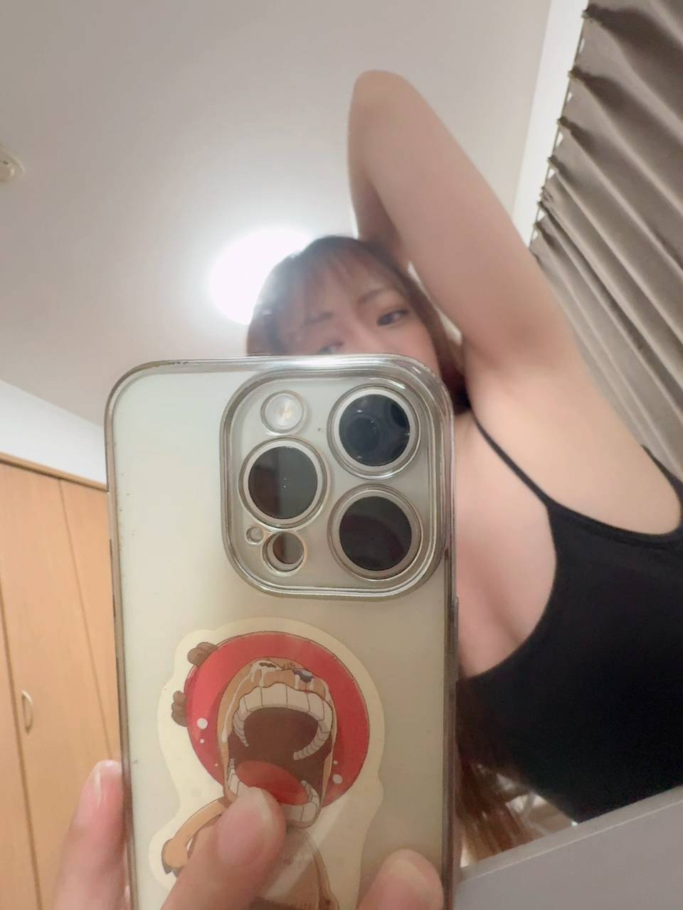 脇を確認する女性