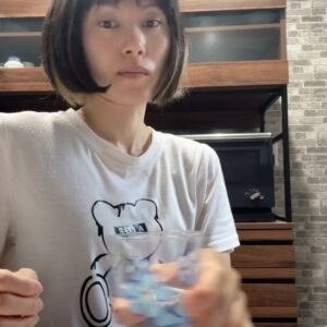 サプリを飲む女性