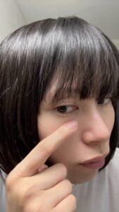 目元を確認する女性