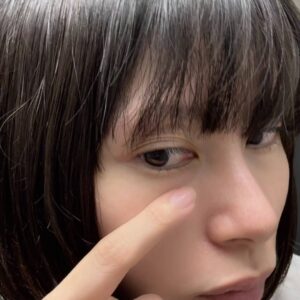 目元を確認する女性