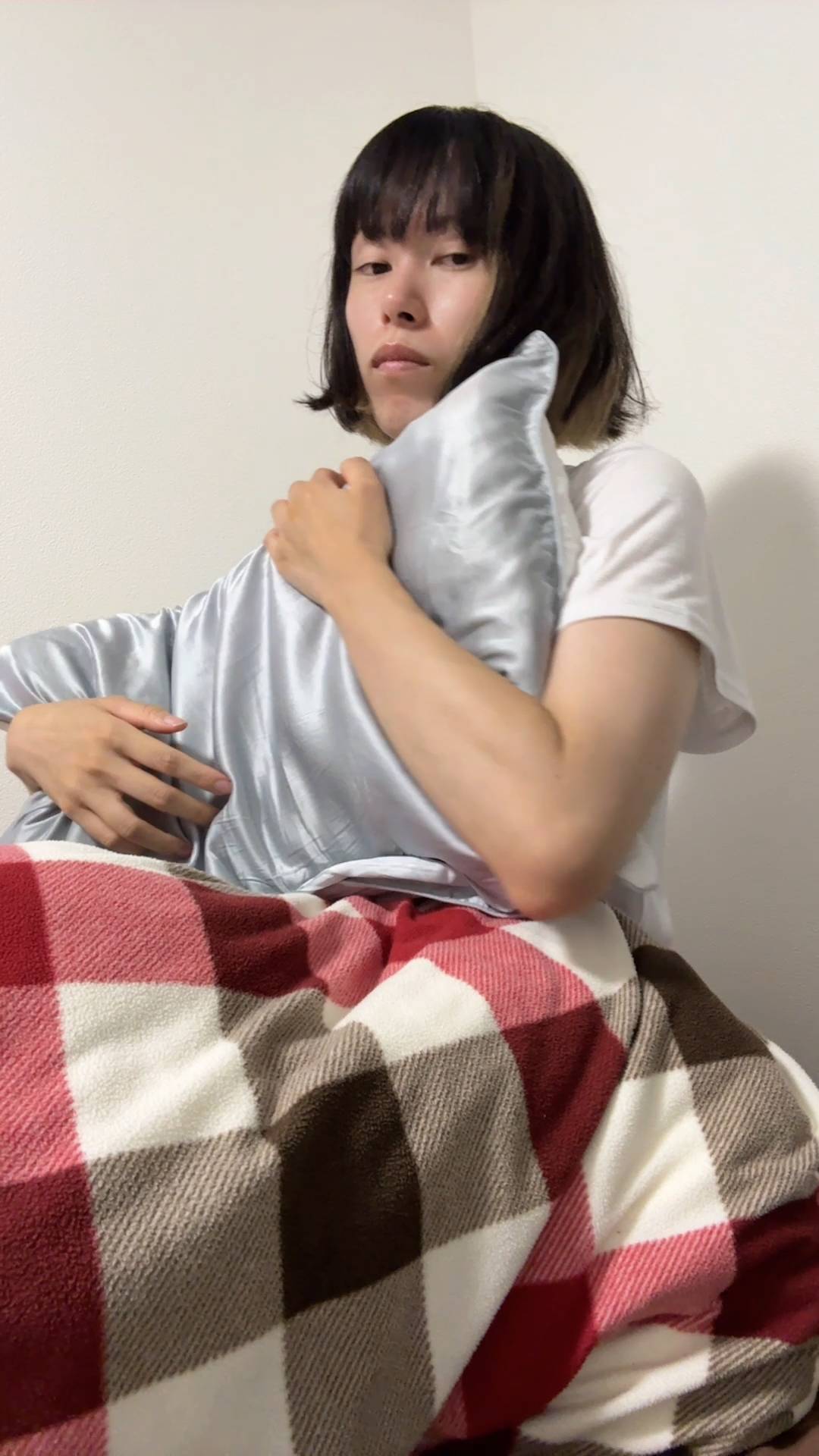 枕を抱え込む女性