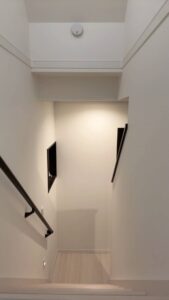 膝を痛める女性