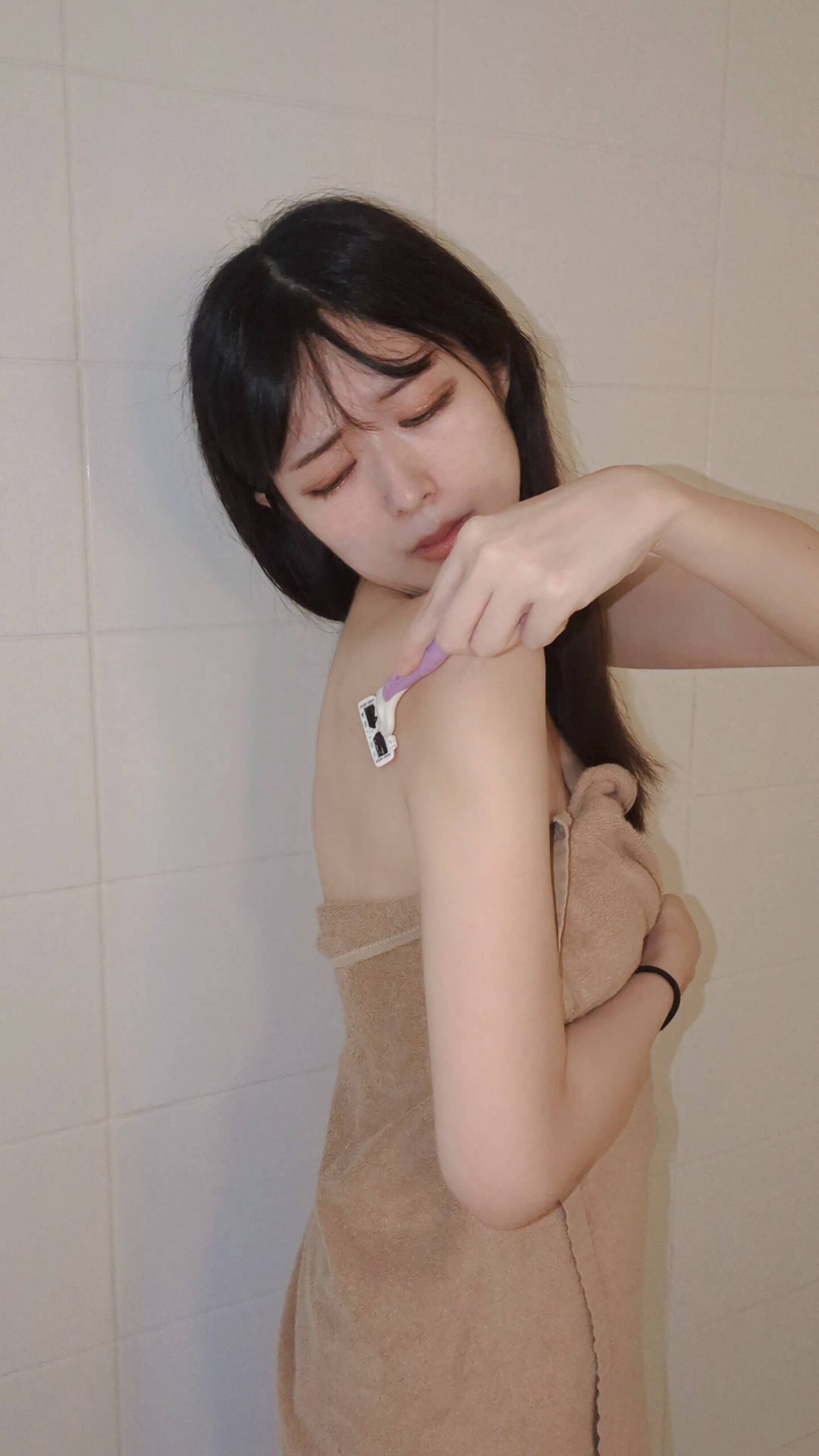 脱毛｜背中が除毛できない女性　カミソリ