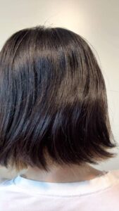 髪の毛をチェックする女性