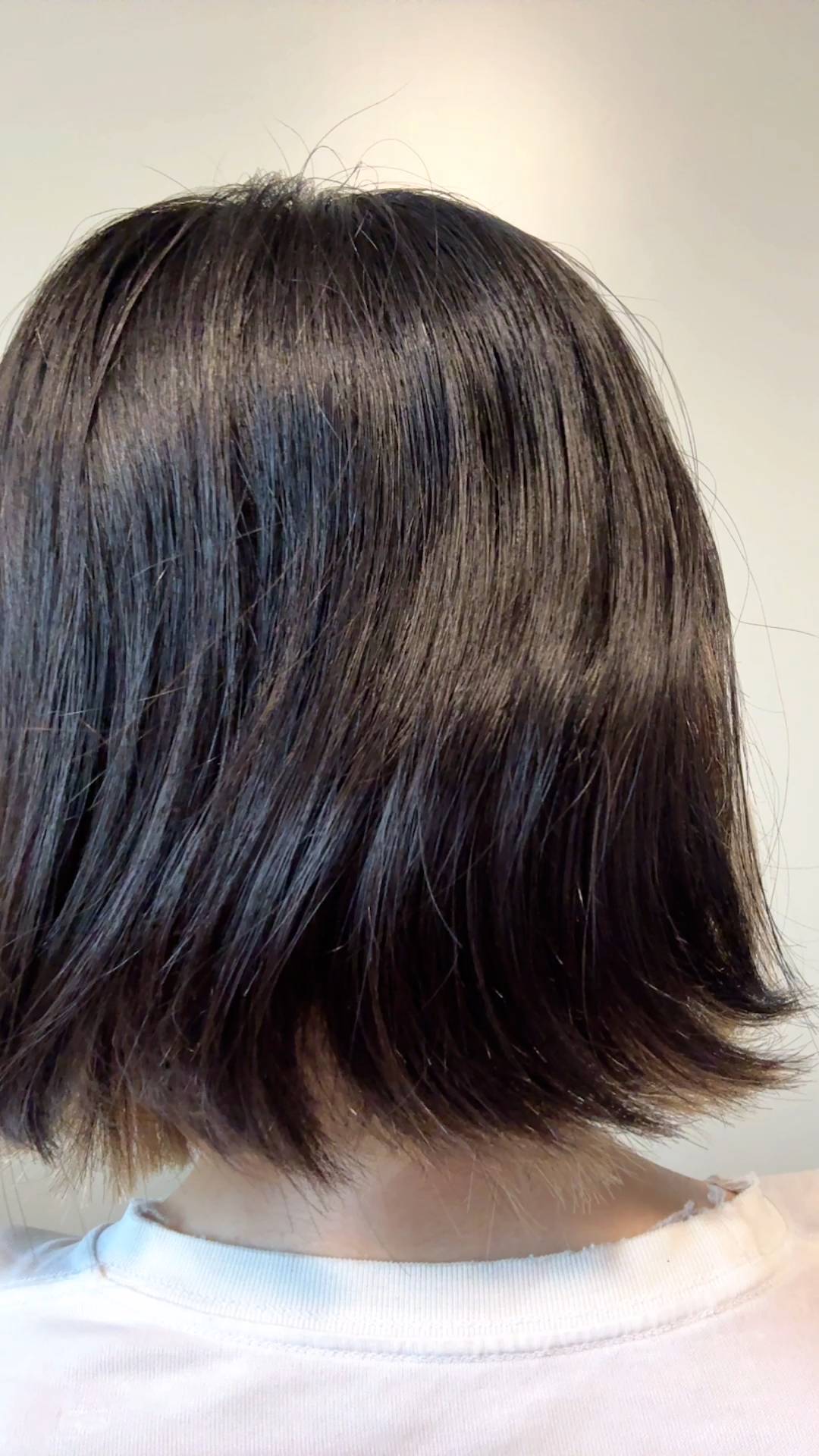 髪の毛をチェックする女性