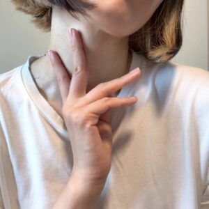ダイエット｜首を確認する女性