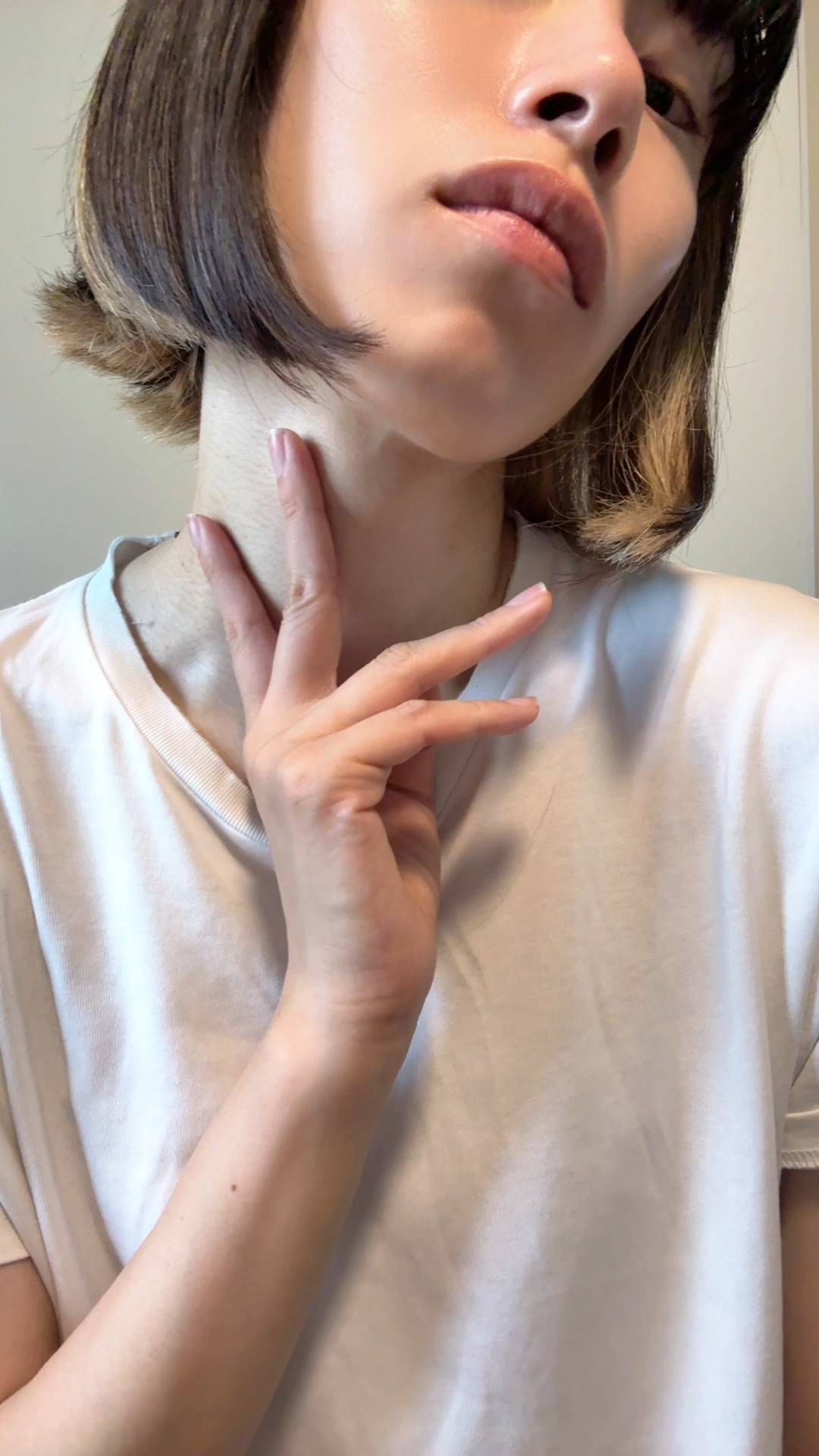 ダイエット｜首を確認する女性