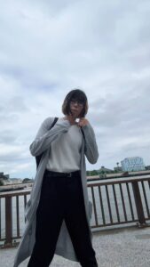 彼氏目線｜手を振る女性