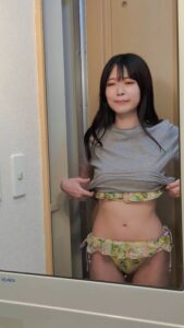 ダイエット｜水着でウエストを確認する女性