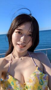 出会い系｜水着で自撮りする女性