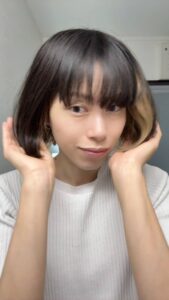 髪を確認する女性