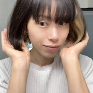 髪を確認する女性