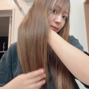 髪を触る女性(2)