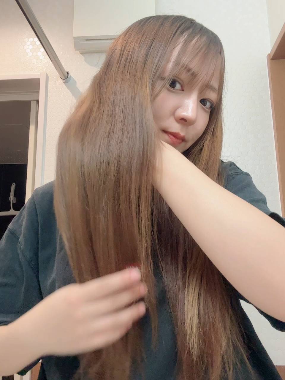 髪を触る女性(2)