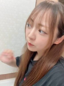 髪を触る女性(1)