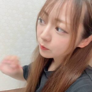 髪を触る女性(1)