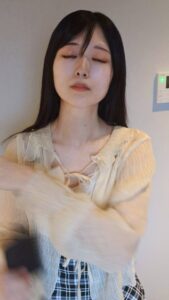 髪を櫛でとく女性