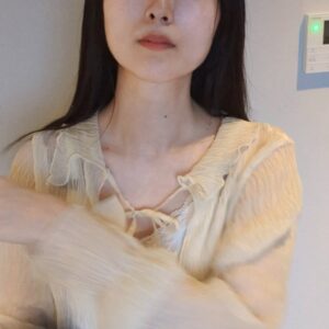 髪を櫛でとく女性