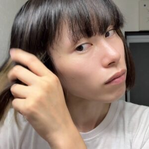 髪をチェックする女性