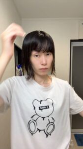 ドライヤーで髪の毛を乾かす女性