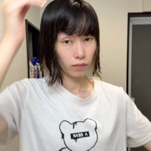 ドライヤーで髪の毛を乾かす女性