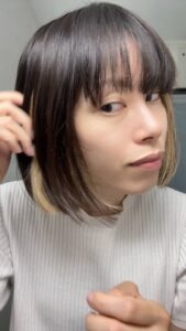 ヘアセットをする女性