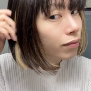 ヘアセットをする女性