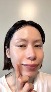 スキンケアする女性