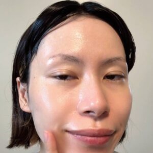 スキンケアする女性