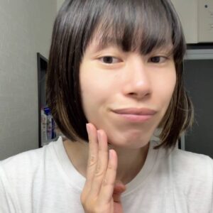 肌を確認する女性