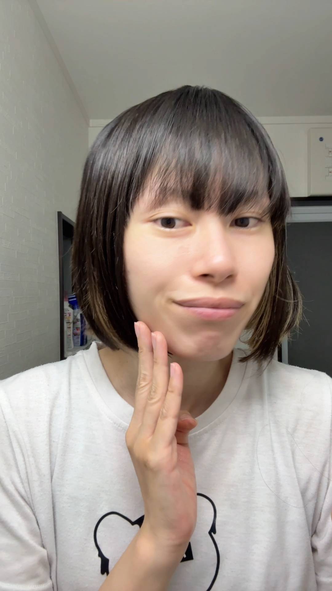 肌を確認する女性