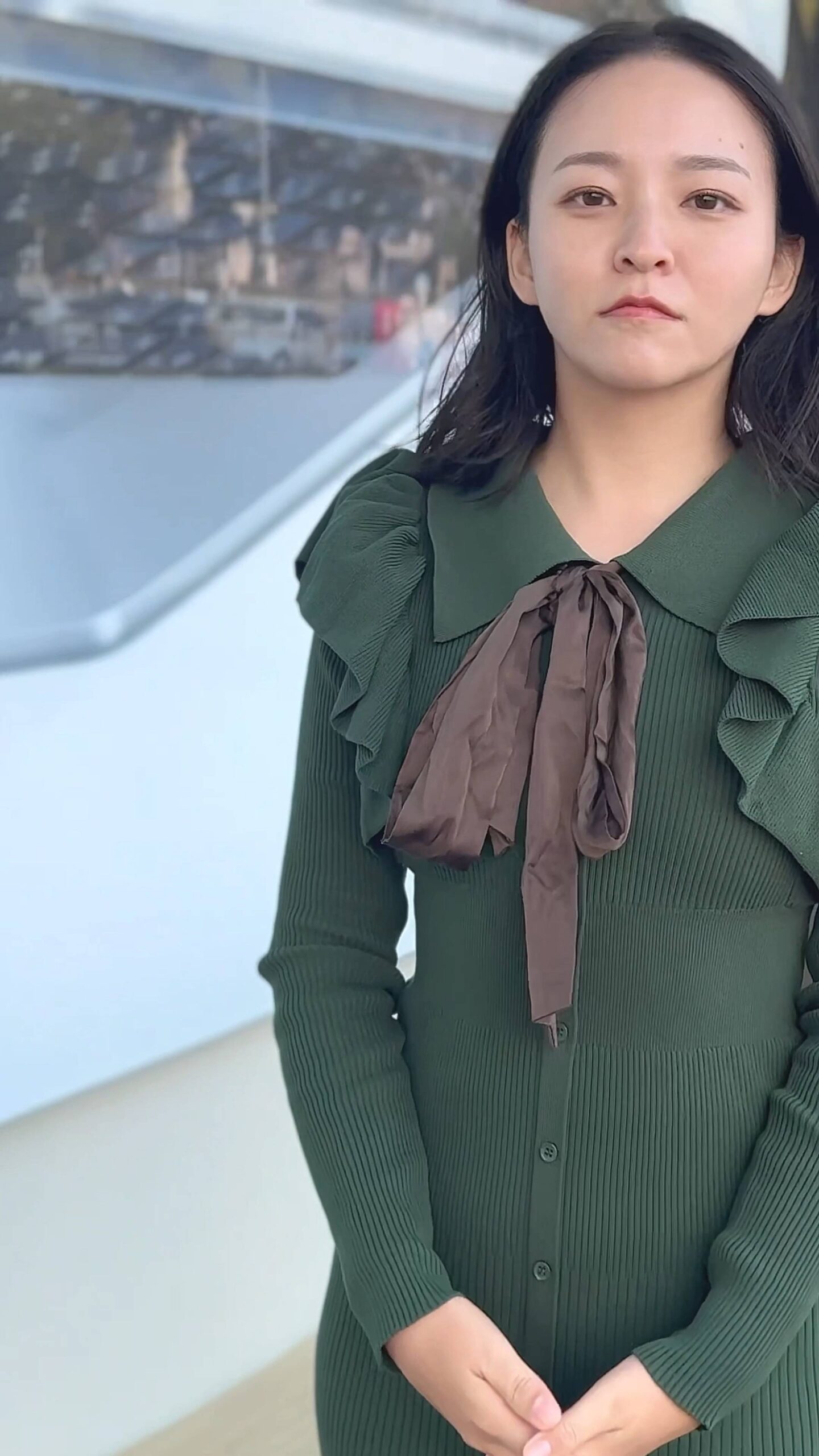 彼氏目線｜笑顔で手を振る女性