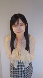手を合わせてお願いをする女性