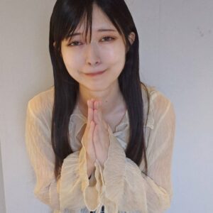 手を合わせてお願いをする女性