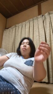 ダイエット｜自宅で腹筋をする女性