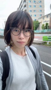 自撮りをする女性(1)