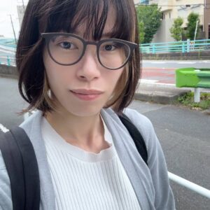 自撮りをする女性(1)