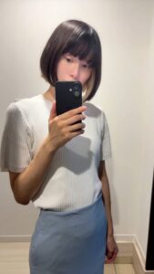 自撮りをする女性