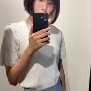 自撮りをする女性