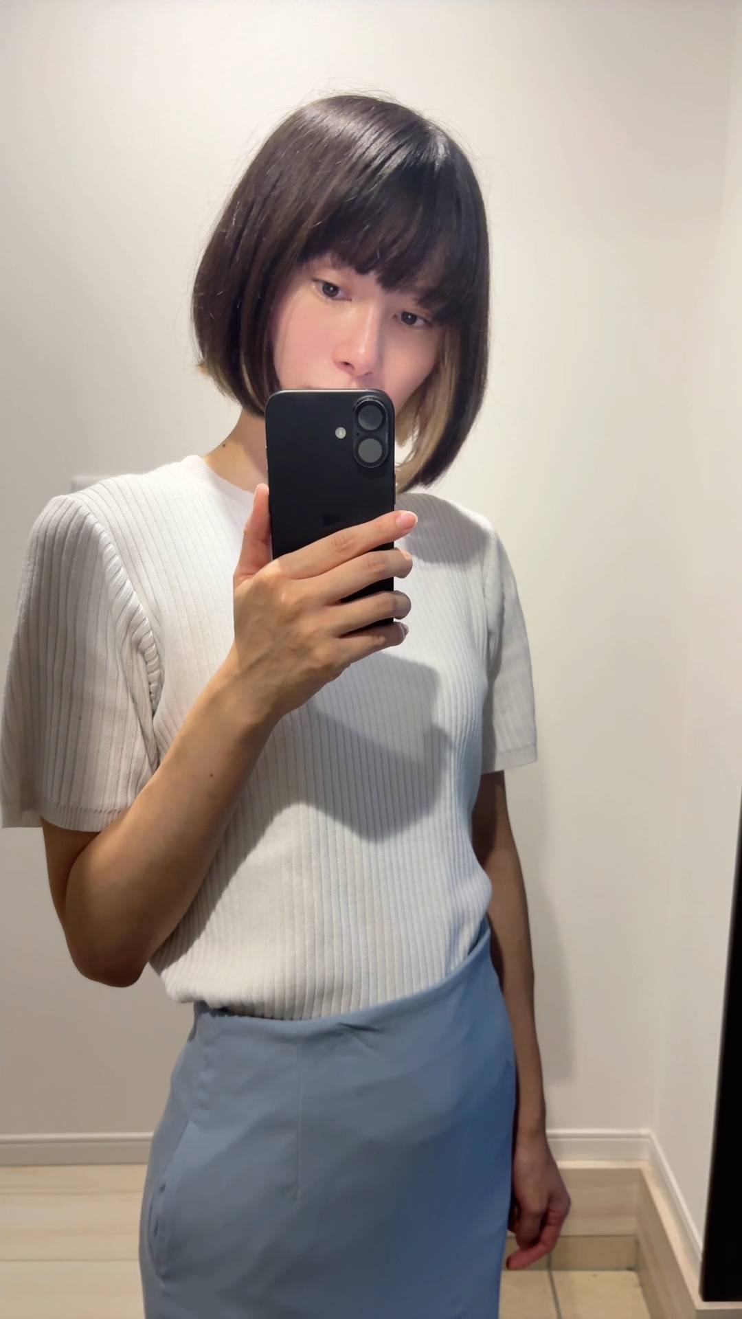 自撮りをする女性