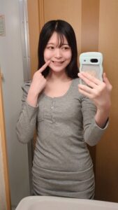 デンタルケア｜歯を指差す女性