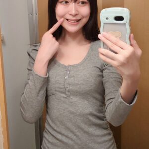 デンタルケア｜歯を指差す女性