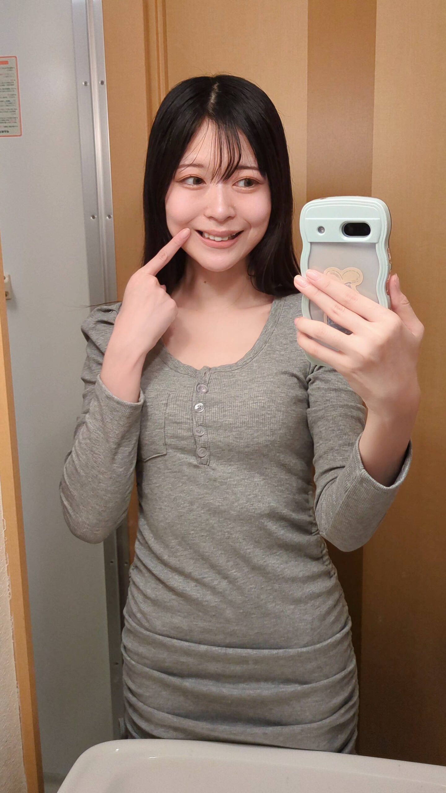 デンタルケア｜歯を指差す女性