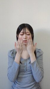 デンタルケア｜口臭チェックをする女性