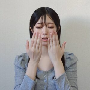 デンタルケア｜口臭チェックをする女性