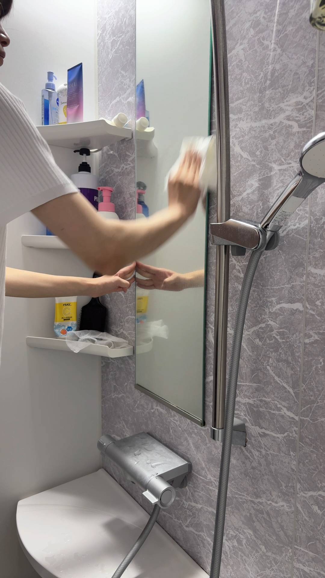 家事｜鏡を掃除する女性